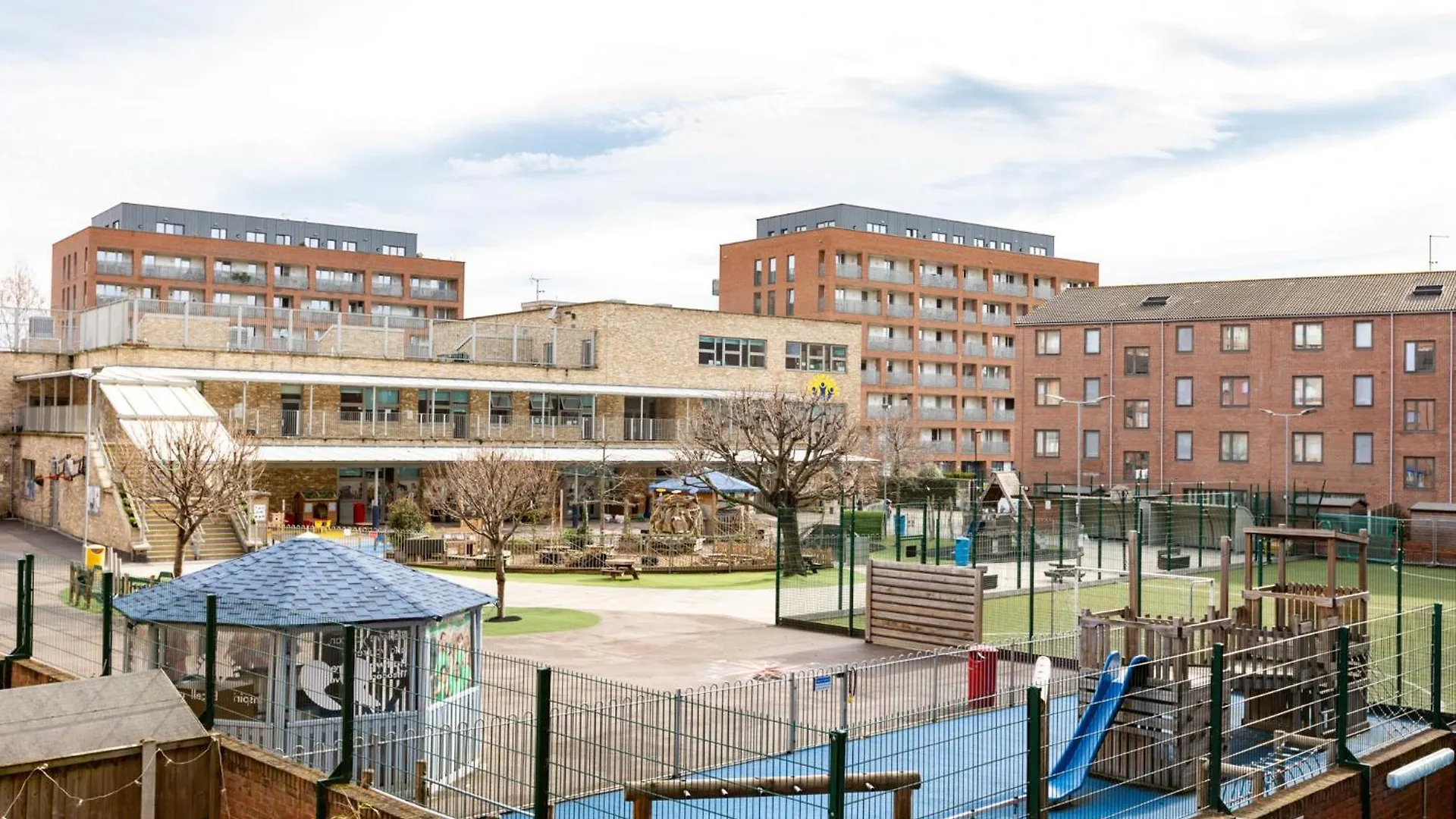 Modern 2Br Wpatio & Free Parking, Canning Town London