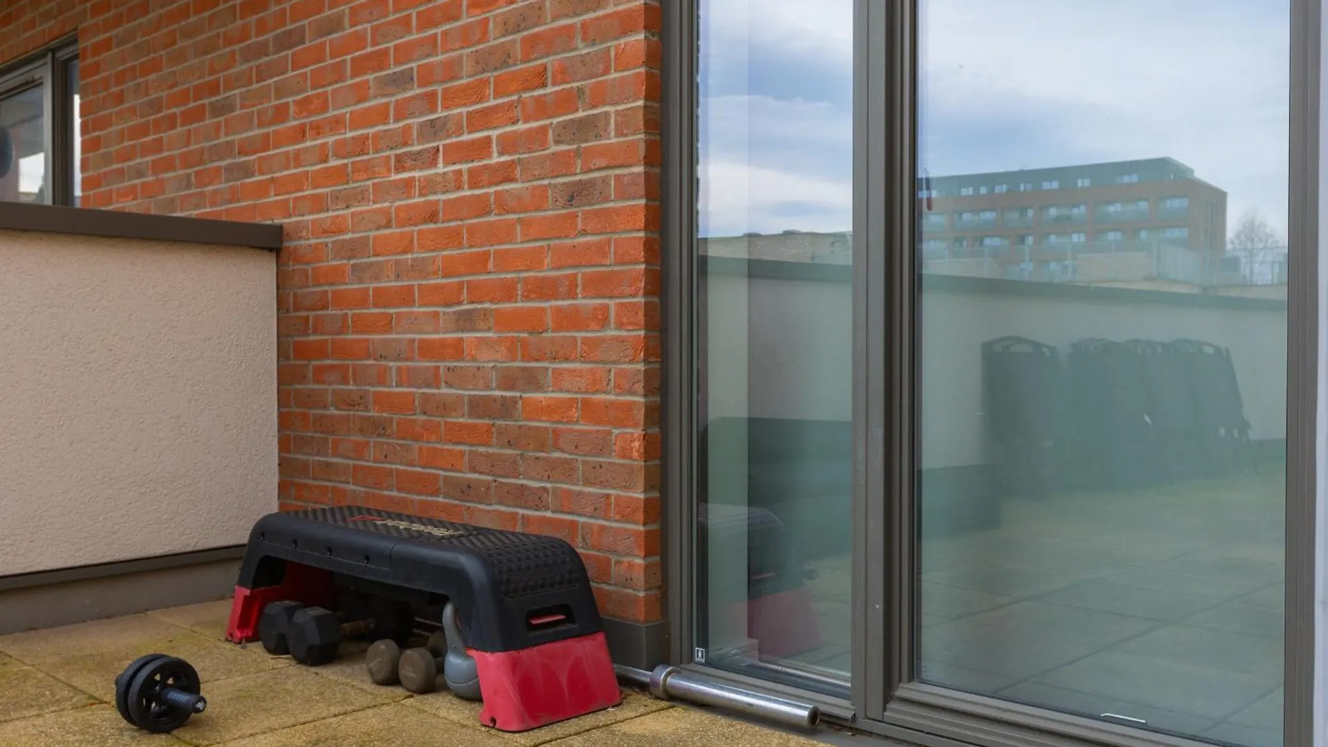 Modern 2Br Wpatio & Free Parking, Canning Town London Apartment