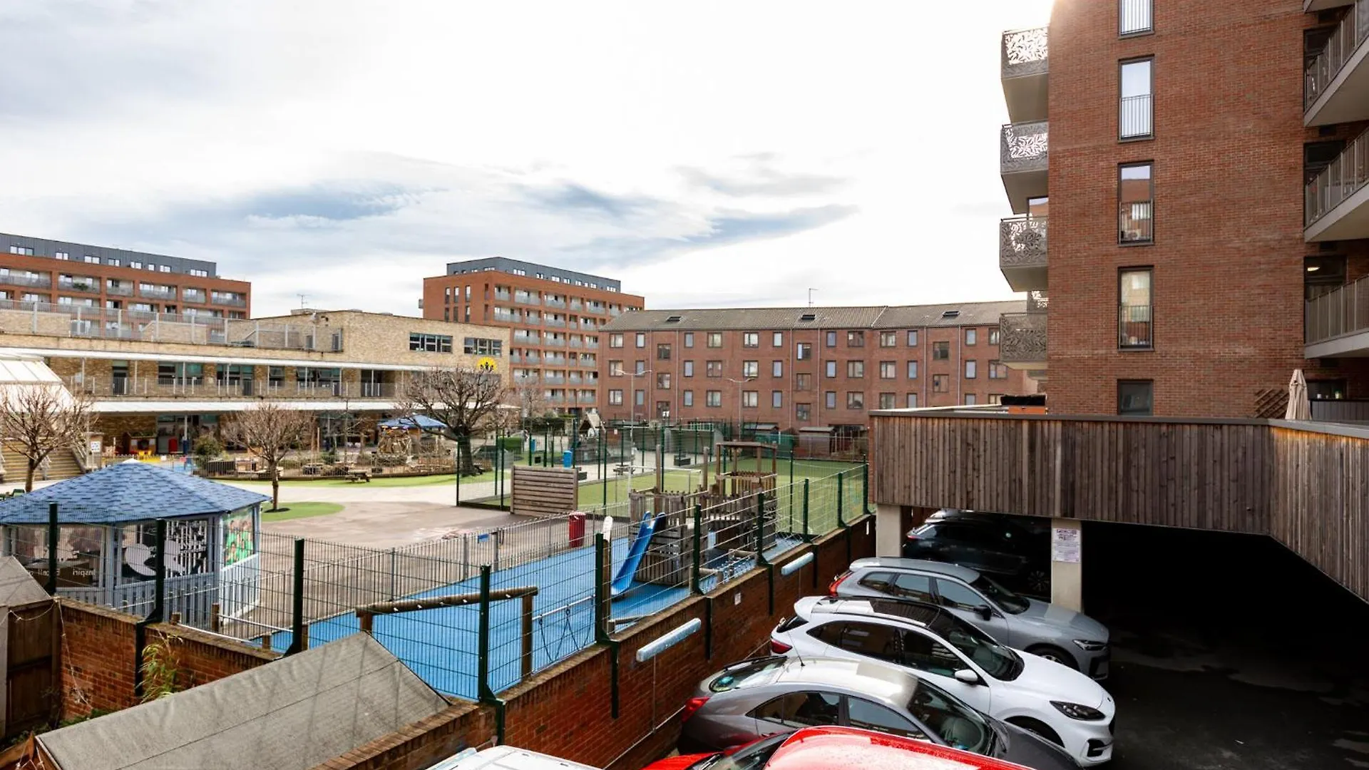 Modern 2Br Wpatio & Free Parking, Canning Town London