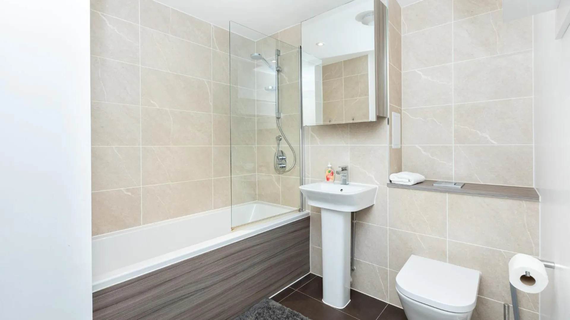 Modern 2Br Wpatio & Free Parking, Canning Town London 0*,  United Kingdom