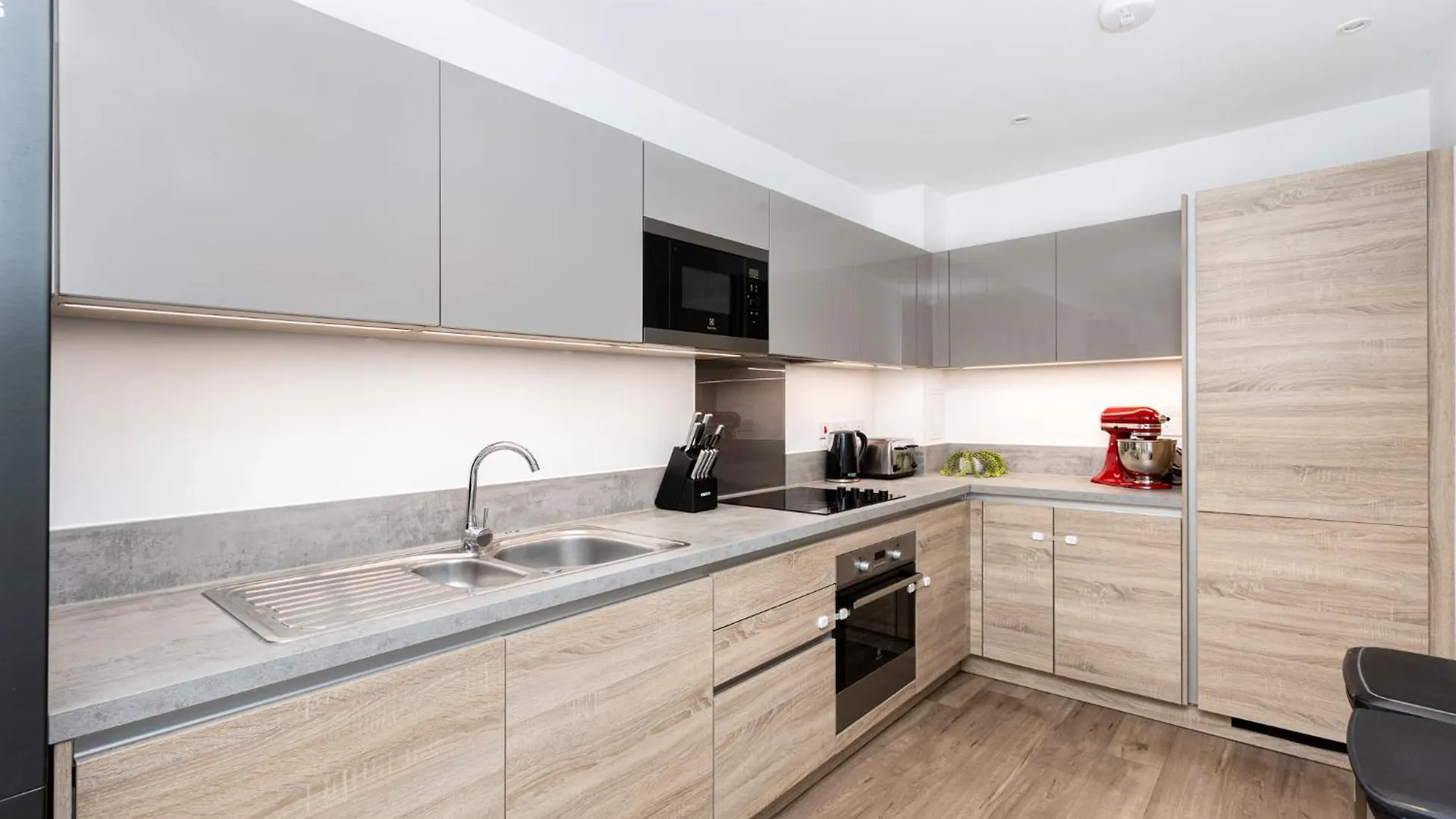Apartment Modern 2Br Wpatio & Free Parking, Canning Town London