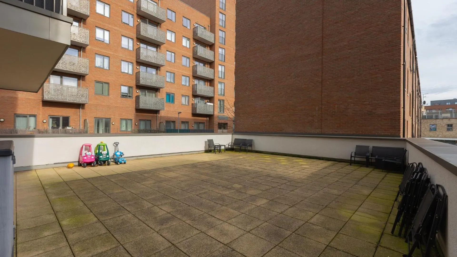 Apartment Modern 2Br Wpatio & Free Parking, Canning Town London
