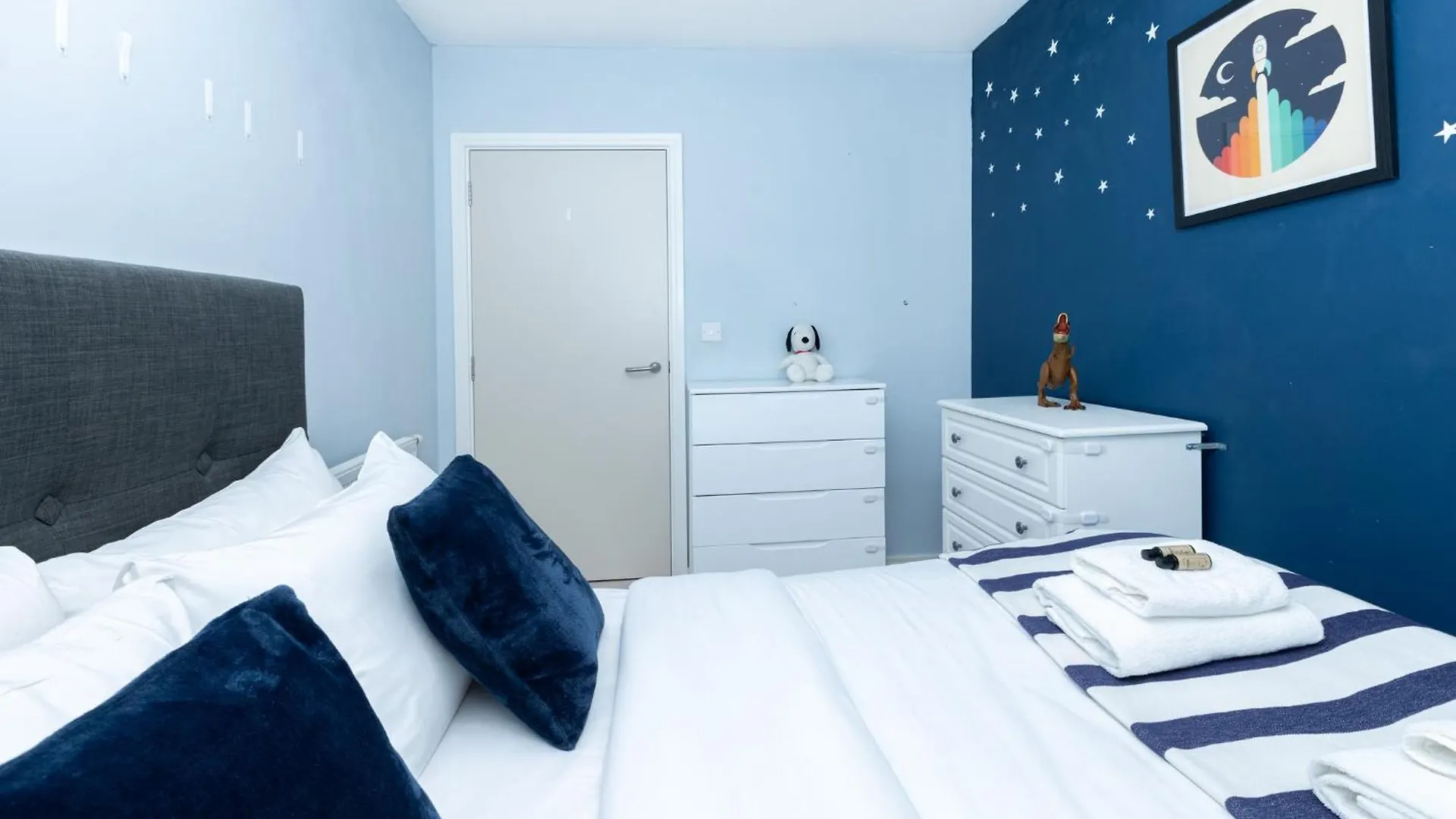 Modern 2Br Wpatio & Free Parking, Canning Town London Apartment